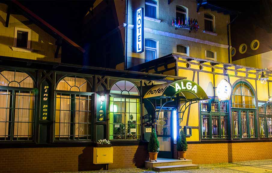 Hotel Alga nocą